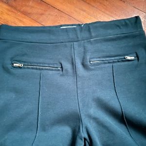 Rich green skinny fit pants with seam.